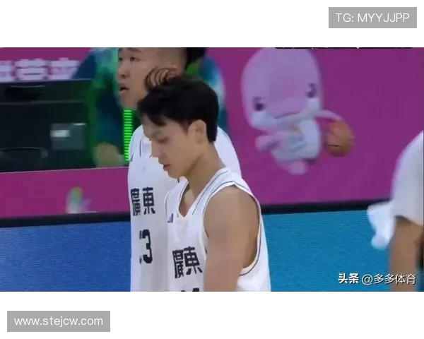 贺希宁幽默调侃球迷手感冰凉赛场互动引热议篮球赛后言论刷屏全网